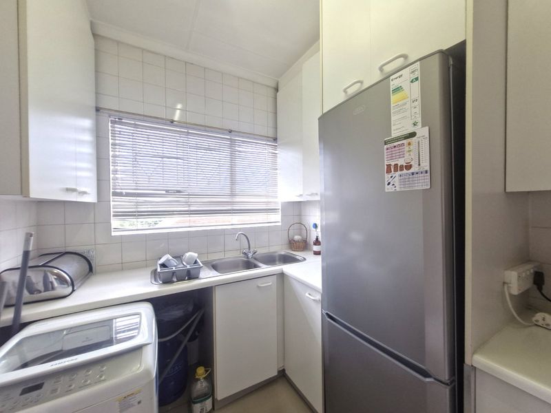 Nice North Facing Upstairs Townhouse 2 Bedrooms 1 Bathroom  Lock Up Garage - Photo 8