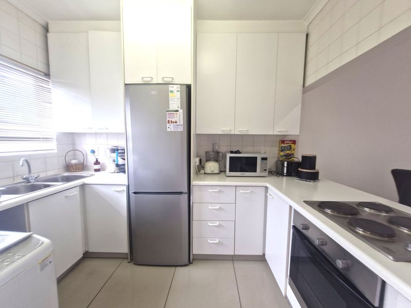 Nice North Facing Upstairs Townhouse 2 Bedrooms 1 Bathroom  Lock Up Garage - Photo 7