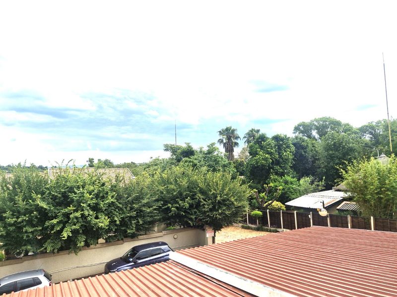 Nice North Facing Upstairs Townhouse 2 Bedrooms 1 Bathroom  Lock Up Garage - Photo 6