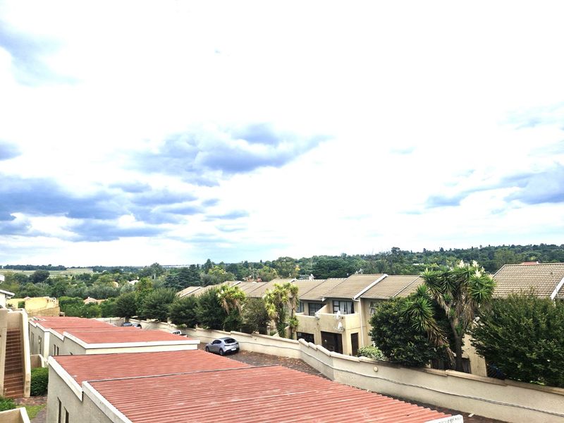 Nice North Facing Upstairs Townhouse 2 Bedrooms 1 Bathroom  Lock Up Garage - Photo 2