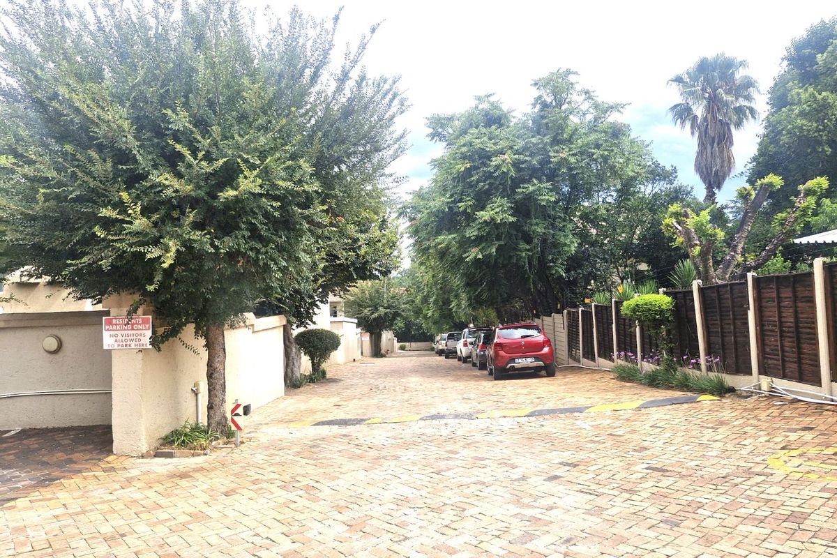 Nice North Facing Upstairs Townhouse 2 Bedrooms 1 Bathroom  Lock Up Garage - Photo 5