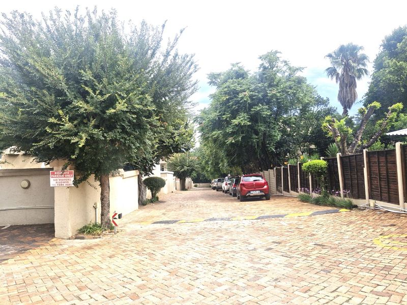 Nice North Facing Upstairs Townhouse 2 Bedrooms 1 Bathroom  Lock Up Garage - Photo 5