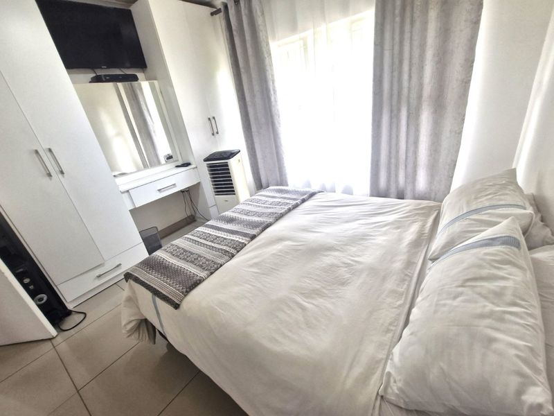 Nice North Facing Upstairs Townhouse 2 Bedrooms 1 Bathroom  Lock Up Garage - Photo 1