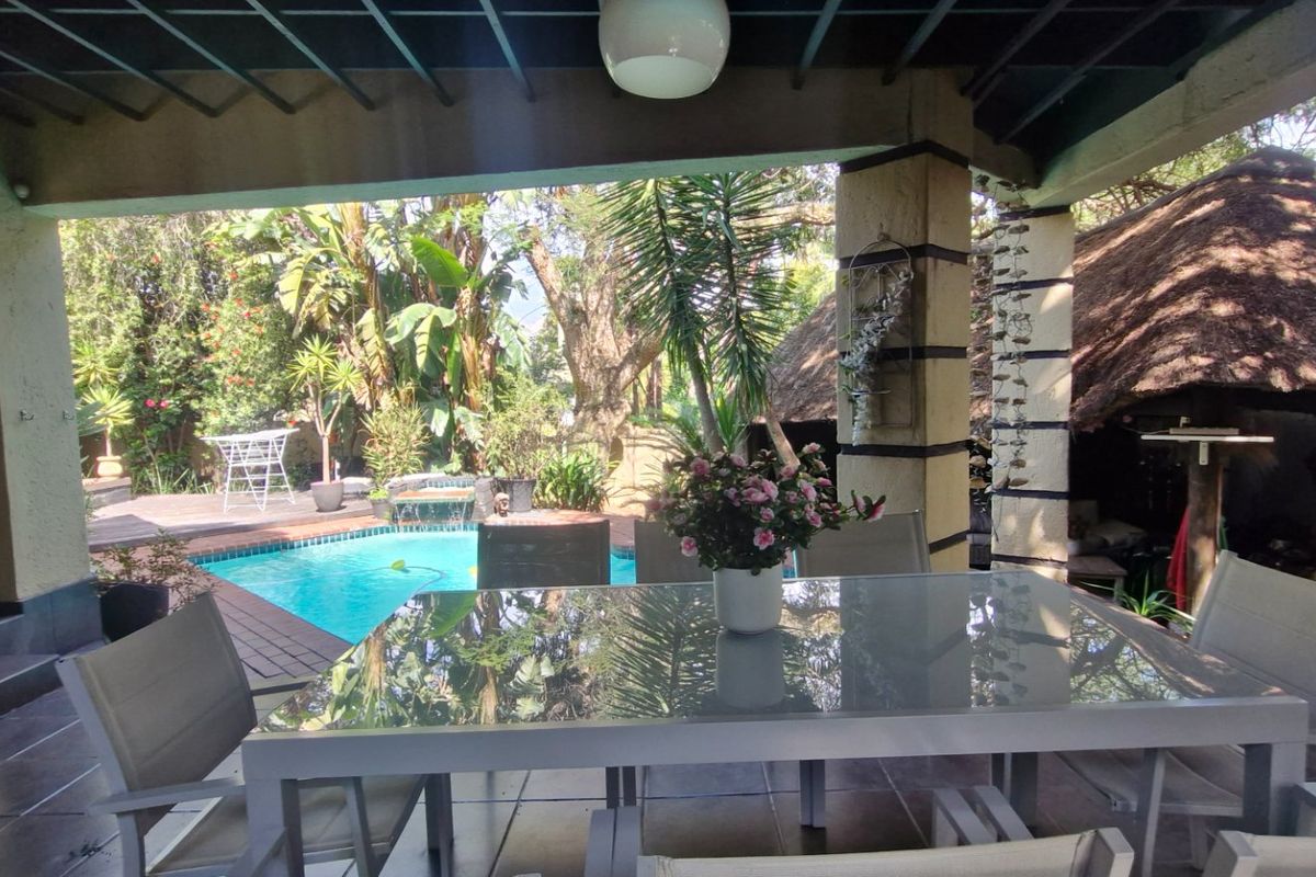 Gorgeous Home In Gated Cumunity ,,,,,,,,,, 6 Bedrooms ,,5 Bathrooms,,  Pool , Gazebo  Stunning  Open Plan Kitchen  Double Garage - Photo 2