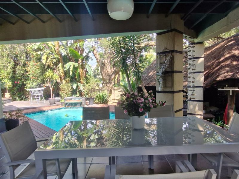 Gorgeous Home In Gated Cumunity ,,,,,,,,,, 6 Bedrooms ,,5 Bathrooms,,  Pool , Gazebo  Stunning  Open Plan Kitchen  Double Garage - Photo 2