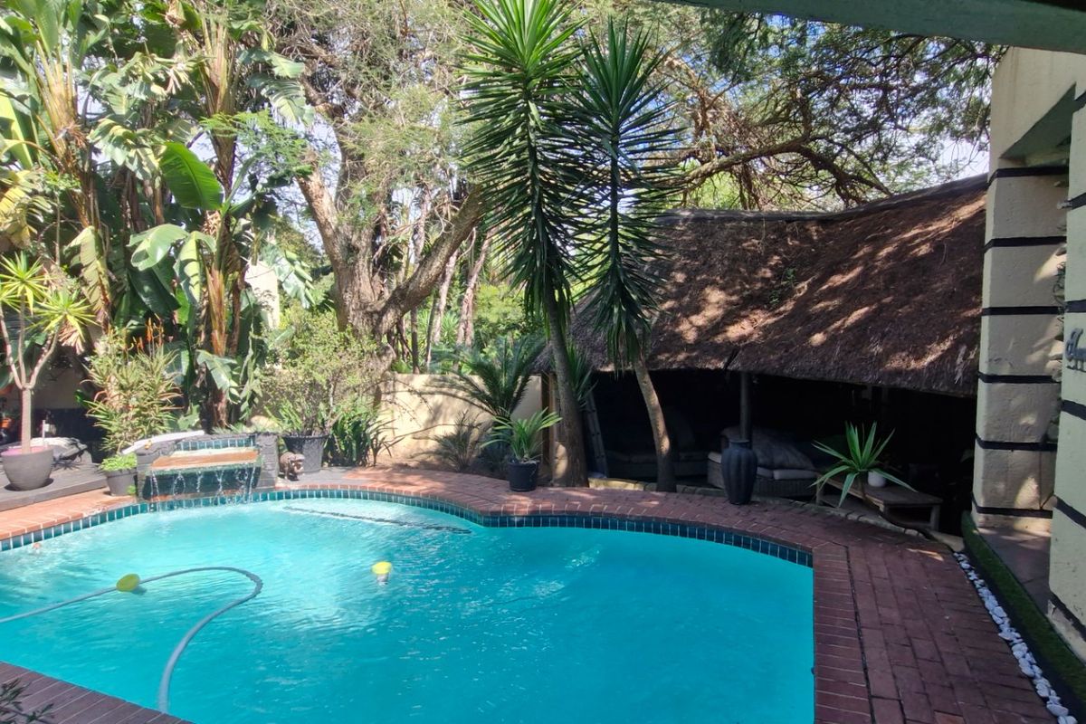 Gorgeous Home In Gated Cumunity ,,,,,,,,,, 6 Bedrooms ,,5 Bathrooms,,  Pool , Gazebo  Stunning  Open Plan Kitchen  Double Garage - Photo 5