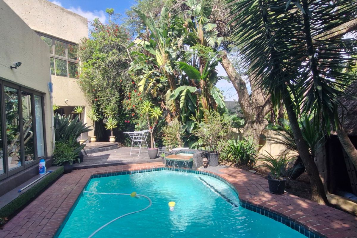 Gorgeous Home In Gated Cumunity ,,,,,,,,,, 6 Bedrooms ,,5 Bathrooms,,  Pool , Gazebo  Stunning  Open Plan Kitchen  Double Garage - Photo 4