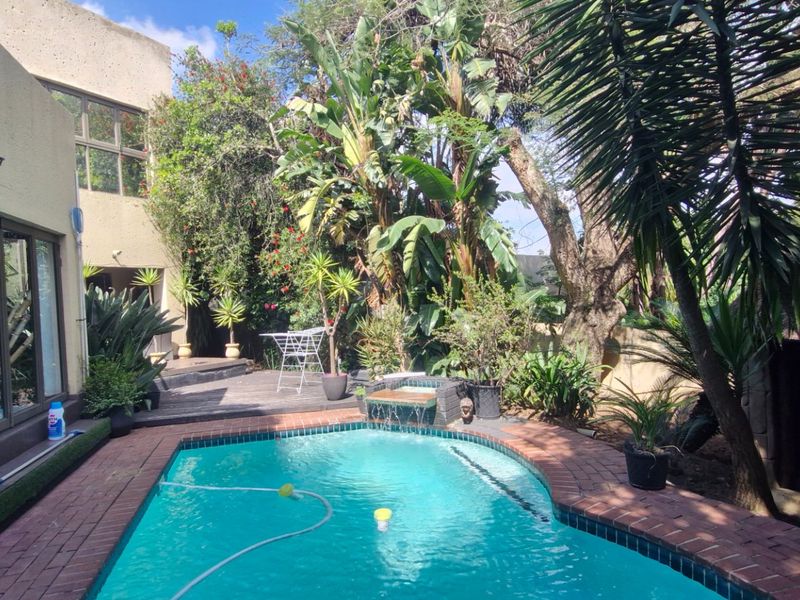 Gorgeous Home In Gated Cumunity ,,,,,,,,,, 6 Bedrooms ,,5 Bathrooms,,  Pool , Gazebo  Stunning  Open Plan Kitchen  Double Garage - Photo 4