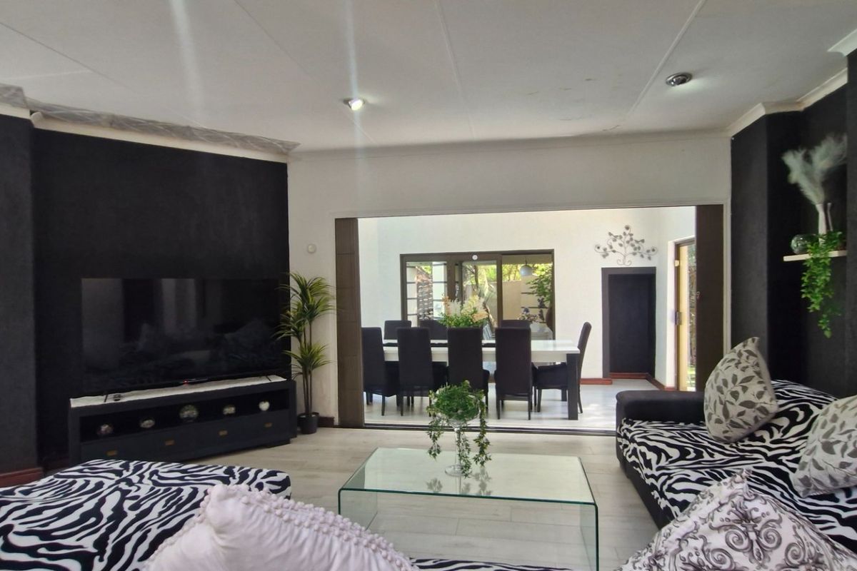 Gorgeous Home In Gated Cumunity ,,,,,,,,,, 6 Bedrooms ,,5 Bathrooms,,  Pool , Gazebo  Stunning  Open Plan Kitchen  Double Garage - Photo 3