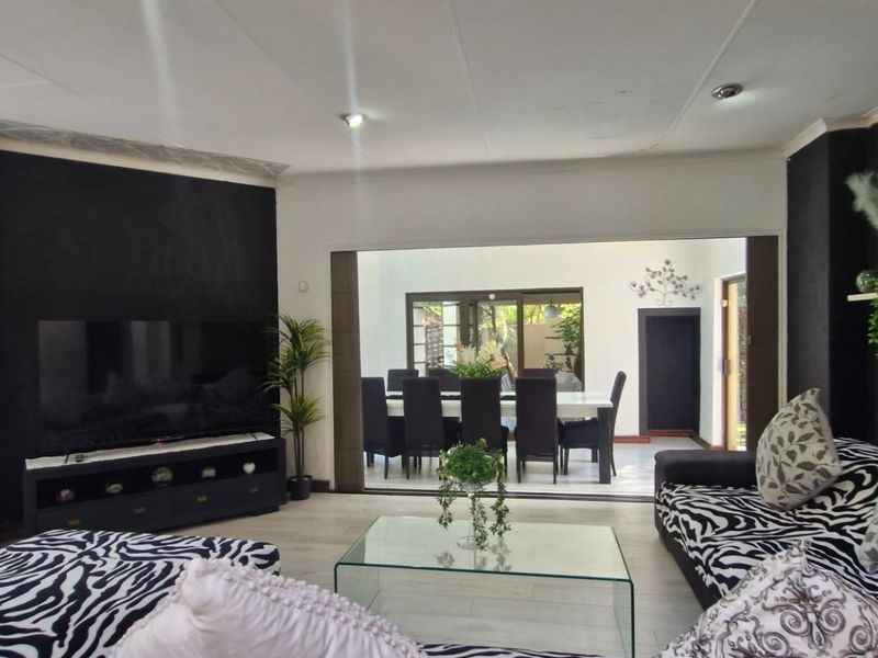 Gorgeous Home In Gated Cumunity ,,,,,,,,,, 6 Bedrooms ,,5 Bathrooms,,  Pool , Gazebo  Stunning  Open Plan Kitchen  Double Garage - Photo 3