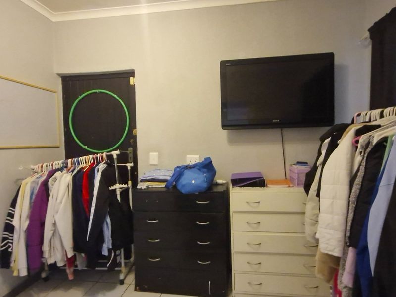 Gorgeous Home In Gated Cumunity ,,,,,,,,,, 6 Bedrooms ,,5 Bathrooms,,  Pool , Gazebo  Stunning  Open Plan Kitchen  Double Garage - Photo 9