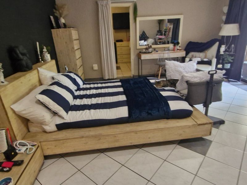 Gorgeous Home In Gated Cumunity ,,,,,,,,,, 6 Bedrooms ,,5 Bathrooms,,  Pool , Gazebo  Stunning  Open Plan Kitchen  Double Garage - Photo 8