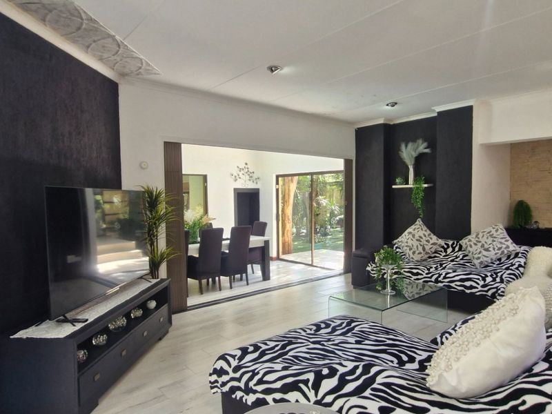 Gorgeous Home In Gated Cumunity ,,,,,,,,,, 6 Bedrooms ,,5 Bathrooms,,  Pool , Gazebo  Stunning  Open Plan Kitchen  Double Garage - Photo 7