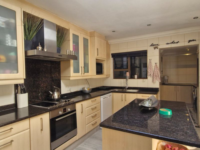 Gorgeous Home In Gated Cumunity ,,,,,,,,,, 6 Bedrooms ,,5 Bathrooms,,  Pool , Gazebo  Stunning  Open Plan Kitchen  Double Garage - Photo 6