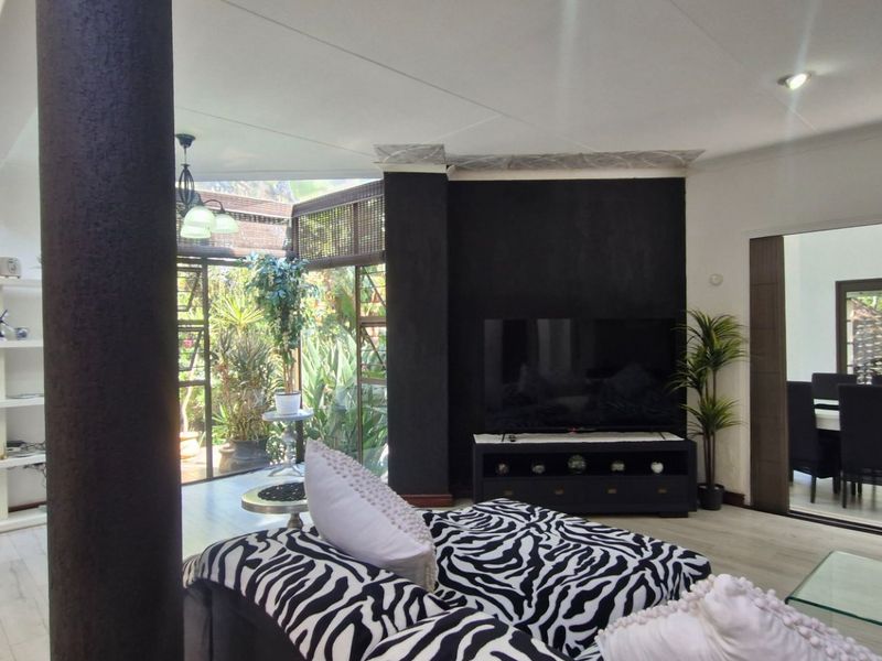 Gorgeous Home In Gated Cumunity ,,,,,,,,,, 6 Bedrooms ,,5 Bathrooms,,  Pool , Gazebo  Stunning  Open Plan Kitchen  Double Garage - Photo 1