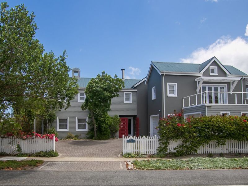 Exceptional Waterfront Living with Private Jetty on Thesen Islands - Photo 2