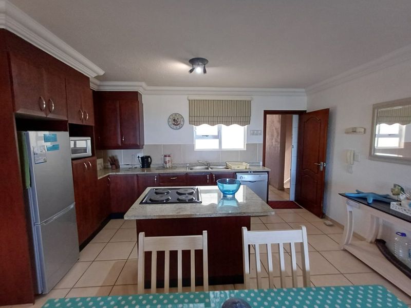 Luxury pet-friendly apartment with ocean views and double garage - Photo 8