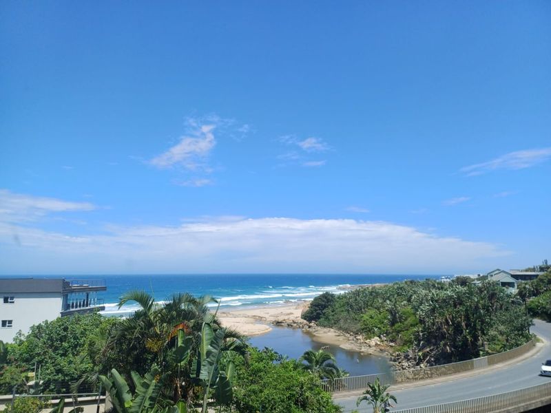 Luxury pet-friendly apartment with ocean views and double garage - Photo 2