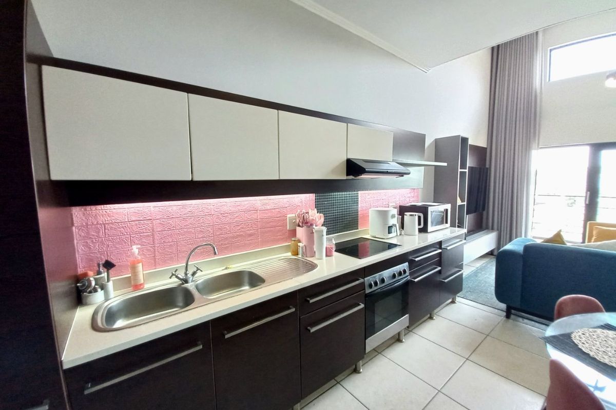 Stylish Top-Floor Luxury Apartment with Double Volume Ceilings and Exceptional Views – The Perfect 2026 Upgrade for the Young Professional - Photo 3