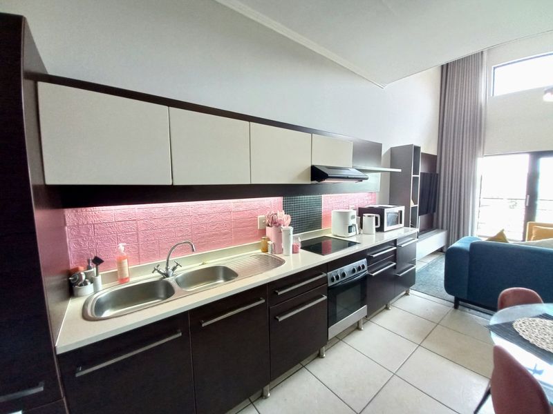 Stylish Top-Floor Luxury Apartment with Double Volume Ceilings and Exceptional Views – The Perfect 2026 Upgrade for the Young Professional - Photo 3