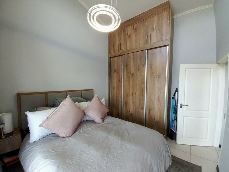 Stylish Top-Floor Luxury Apartment with Double Volume Ceilings and Exceptional Views – The Perfect 2026 Upgrade for the Young Professional - Photo 10