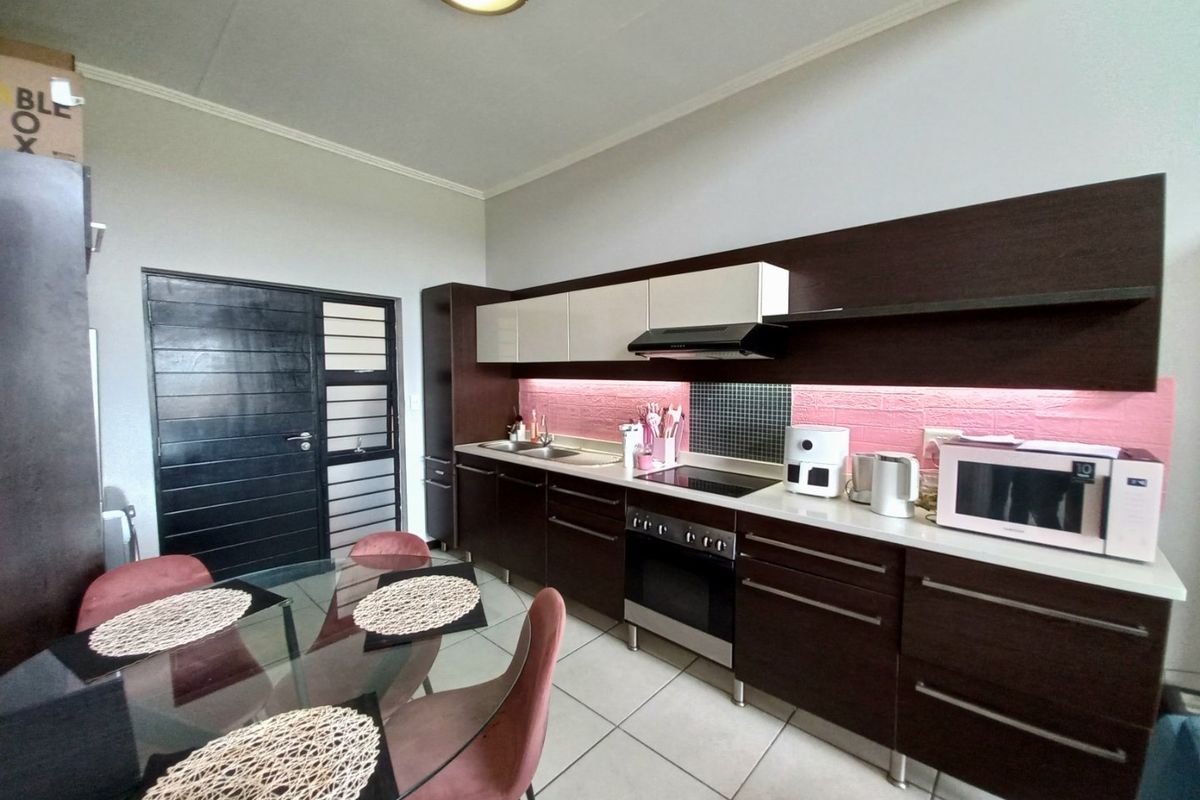 Stylish Top-Floor Luxury Apartment with Double Volume Ceilings and Exceptional Views – The Perfect 2026 Upgrade for the Young Professional - Photo 4