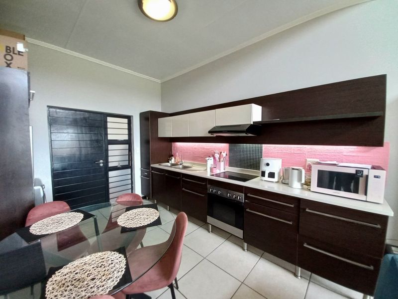 Stylish Top-Floor Luxury Apartment with Double Volume Ceilings and Exceptional Views – The Perfect 2026 Upgrade for the Young Professional - Photo 4