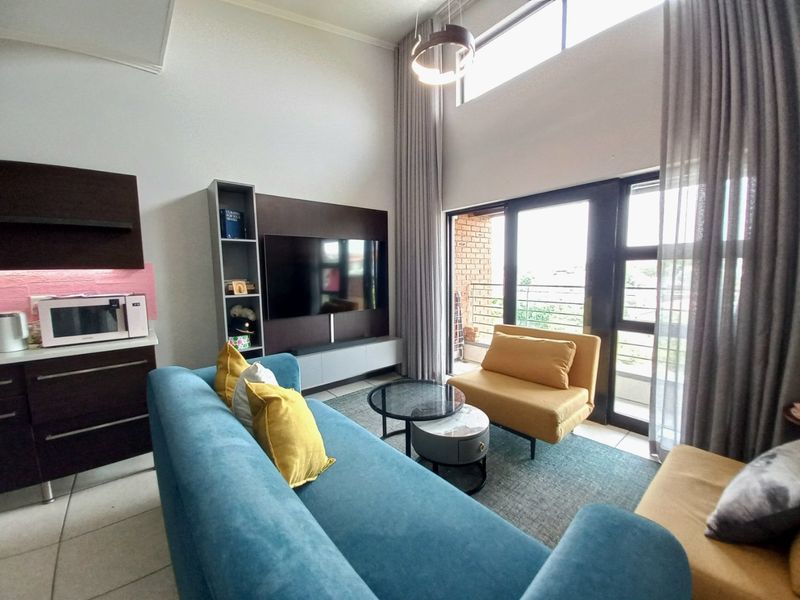 Stylish Top-Floor Luxury Apartment with Double Volume Ceilings and Exceptional Views – The Perfect 2026 Upgrade for the Young Professional - Photo 8