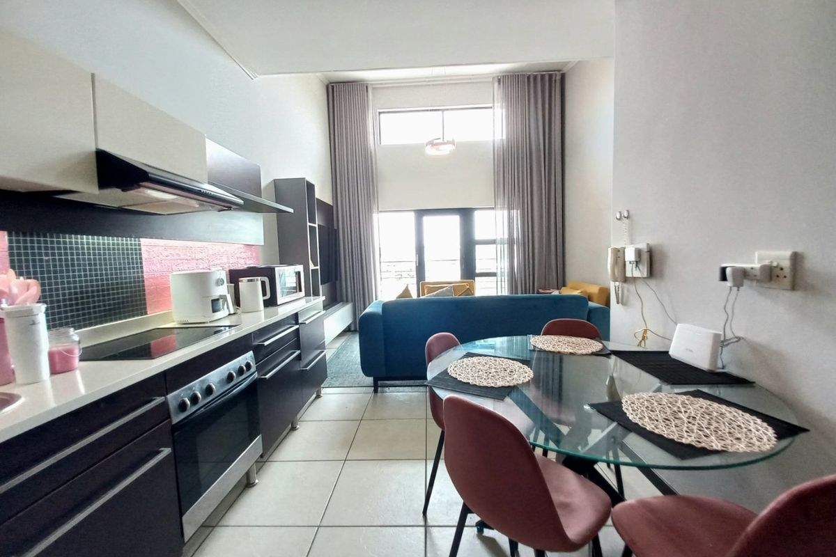 Stylish Top-Floor Luxury Apartment with Double Volume Ceilings and Exceptional Views – The Perfect 2026 Upgrade for the Young Professional - Photo 5