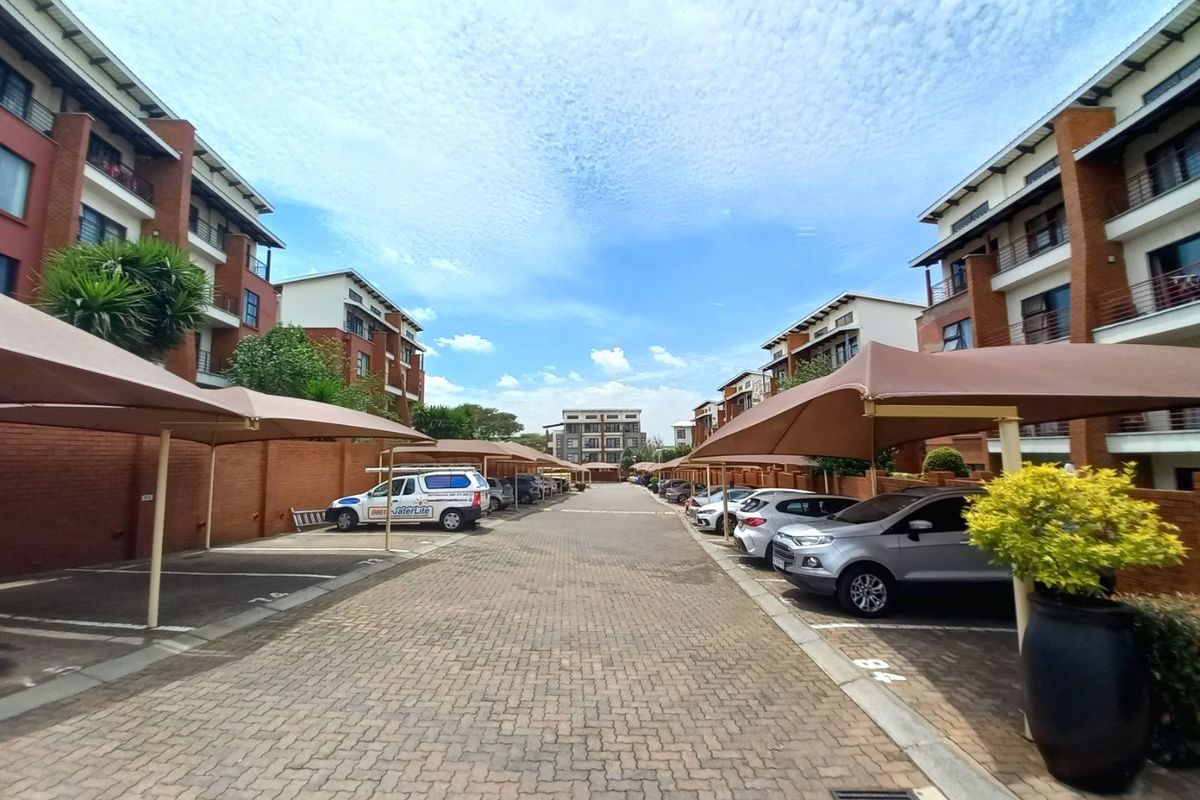 Stylish Top-Floor Luxury Apartment with Double Volume Ceilings and Exceptional Views – The Perfect 2026 Upgrade for the Young Professional - Photo 2