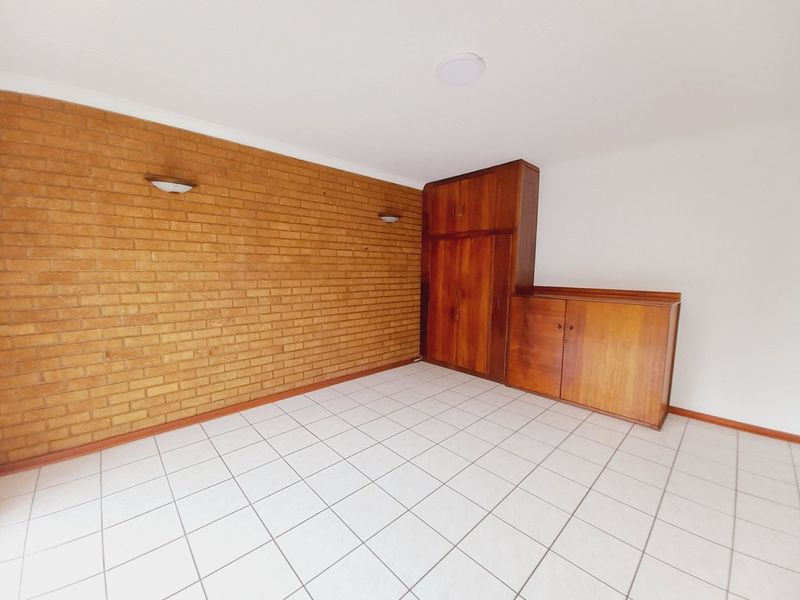 Well-Maintained 3-Bedroom Family Home Offering Comfortable Suburban Living in Rustivia, Germiston - Photo 10