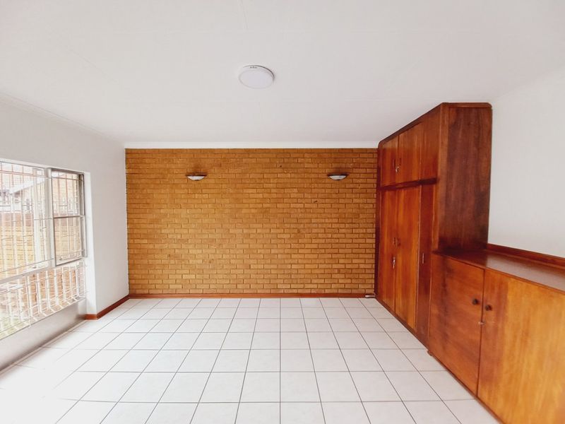 Well-Maintained 3-Bedroom Family Home Offering Comfortable Suburban Living in Rustivia, Germiston - Photo 9