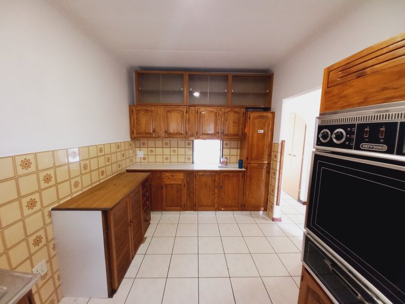 Well-Maintained 3-Bedroom Family Home Offering Comfortable Suburban Living in Rustivia, Germiston - Photo 8