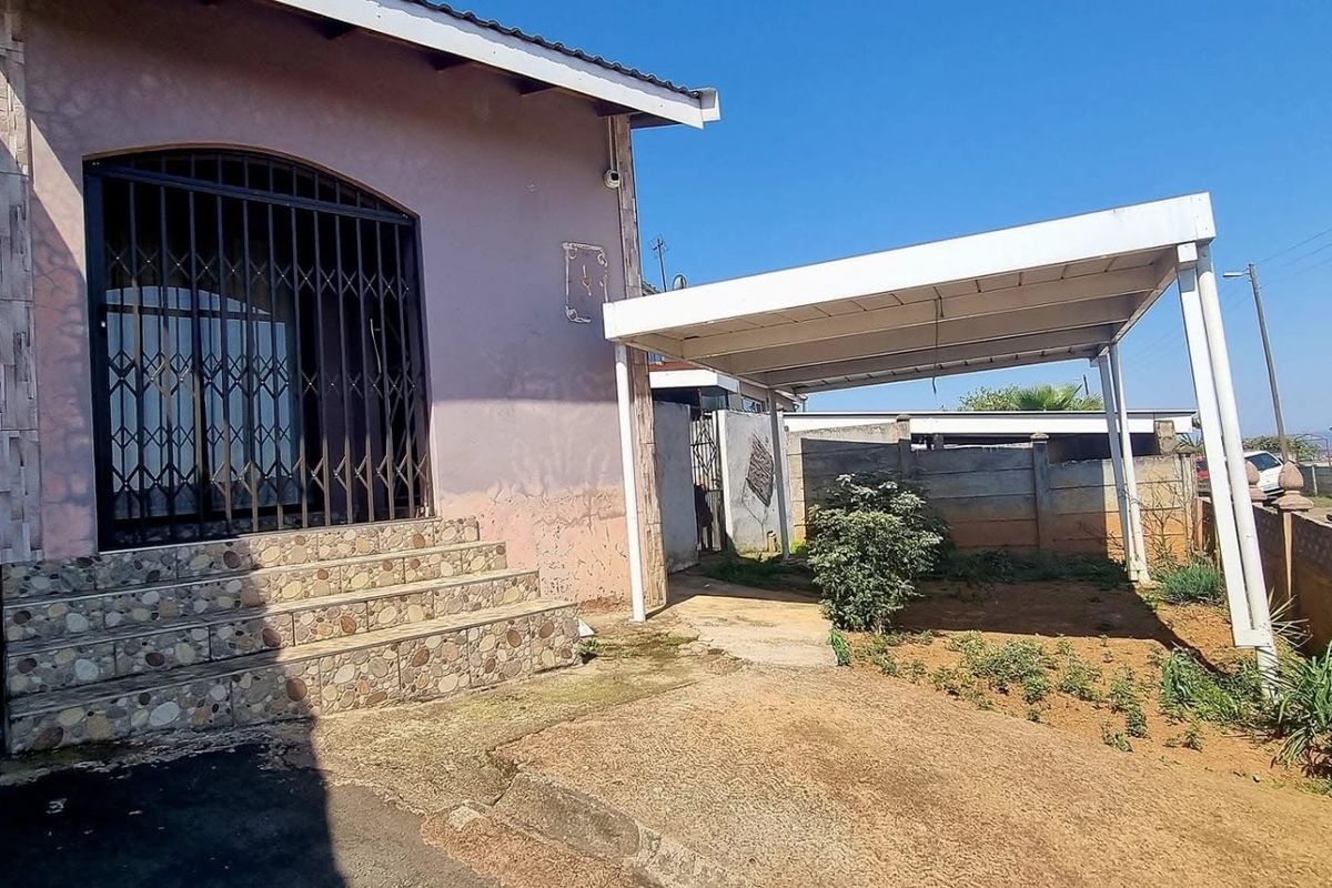 Explore our Charming Duplex - Photo 3