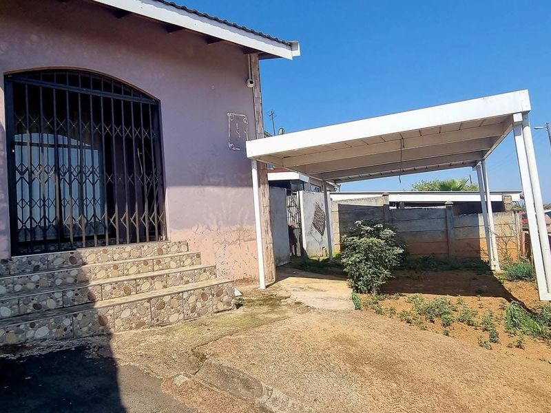 Explore our Charming Duplex - Photo 3