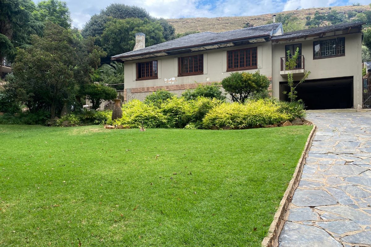 Calling investors, extended families and buyers with a multi-income setup to this Prime Investment Opportunity in Cyrildene set on a 2,000m2 stand. - Photo 2