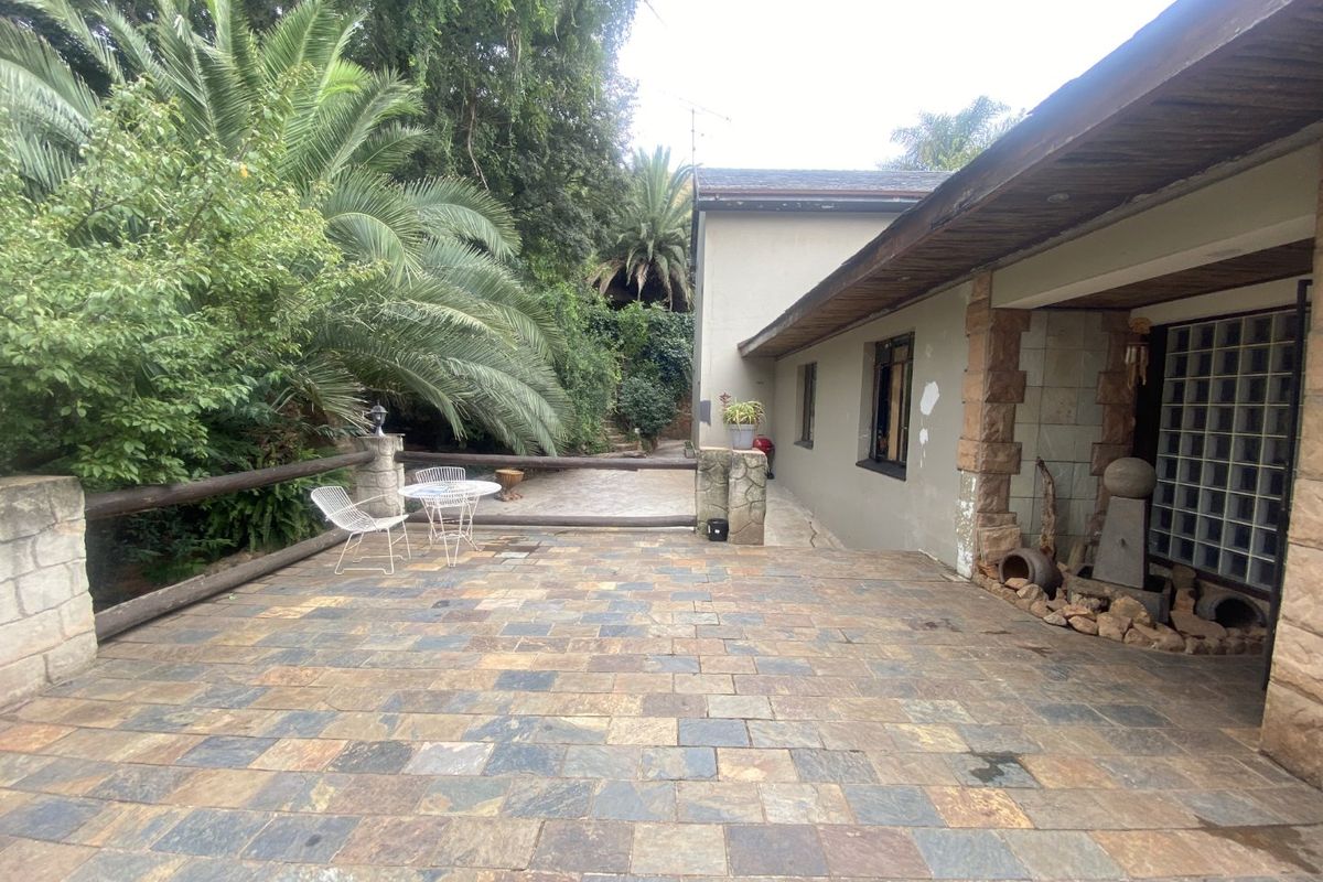 Calling investors, extended families and buyers with a multi-income setup to this Prime Investment Opportunity in Cyrildene set on a 2,000m2 stand. - Photo 5