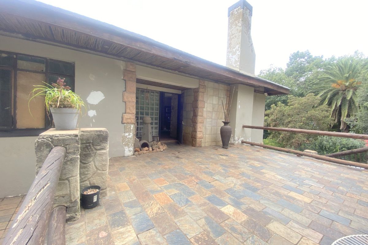 Calling investors, extended families and buyers with a multi-income setup to this Prime Investment Opportunity in Cyrildene set on a 2,000m2 stand. - Photo 4