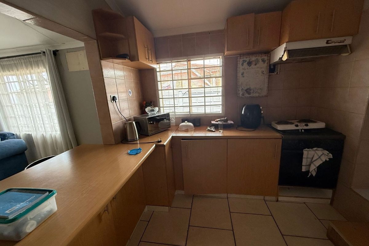 Well maintained Family Home with income Generating Flatlet, A rare find  - Photo 4