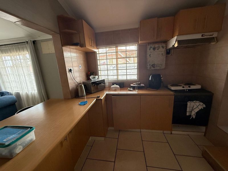 Well maintained Family Home with income Generating Flatlet, A rare find  - Photo 4