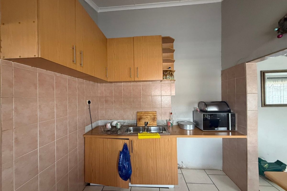 Well maintained Family Home with income Generating Flatlet, A rare find  - Photo 5