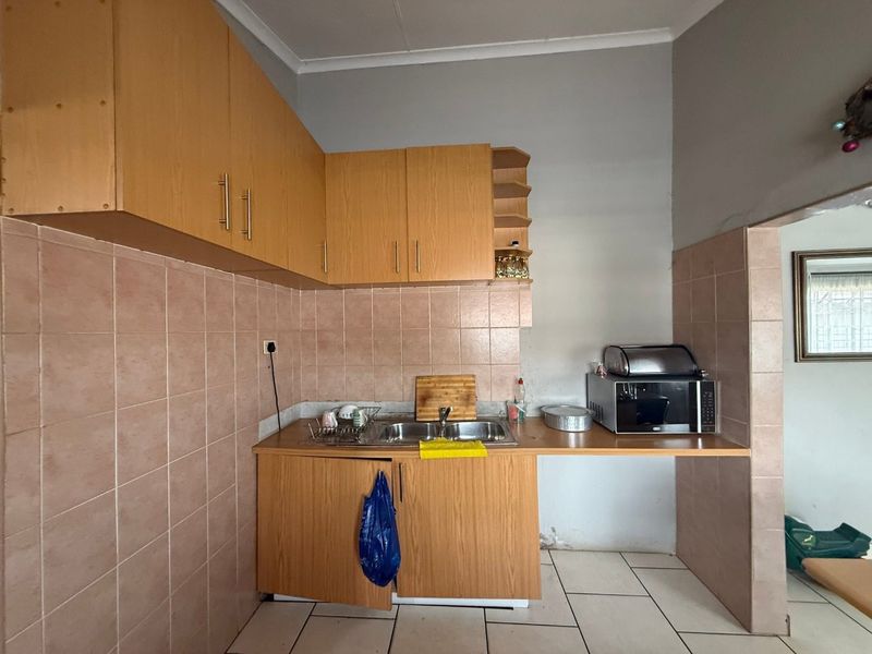 Well maintained Family Home with income Generating Flatlet, A rare find  - Photo 5