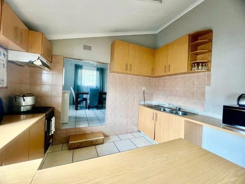 Well maintained Family Home with income Generating Flatlet, A rare find  - Photo 7