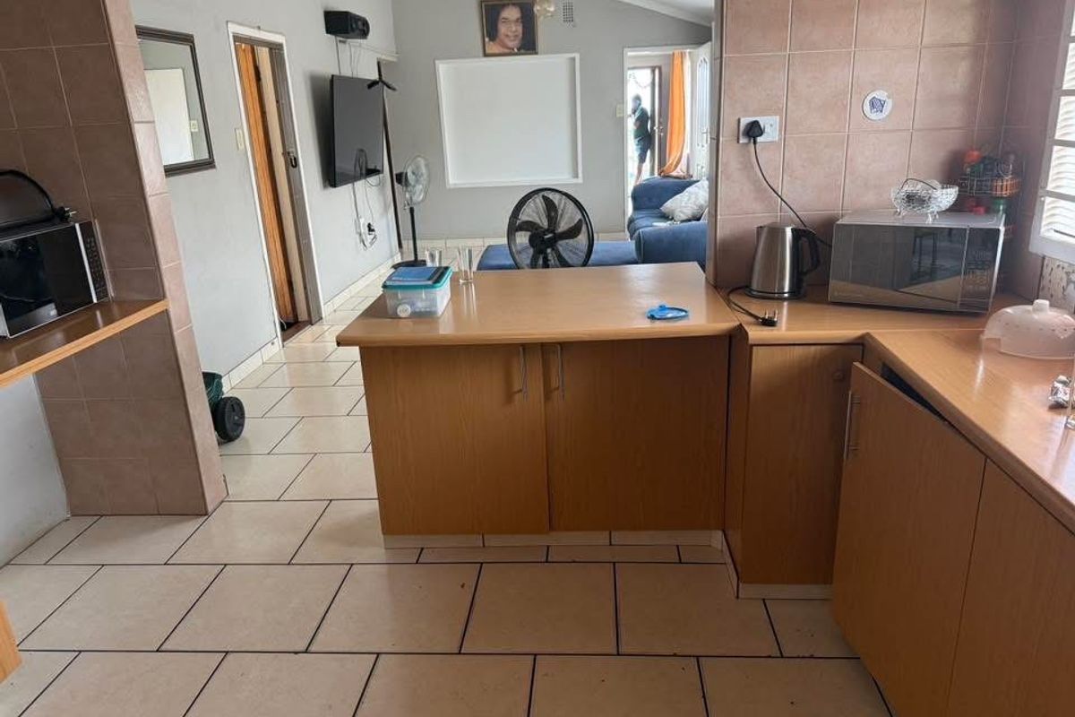 Well maintained Family Home with income Generating Flatlet, A rare find  - Photo 3