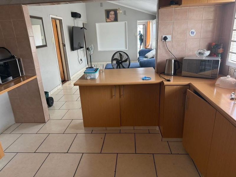 Well maintained Family Home with income Generating Flatlet, A rare find  - Photo 3