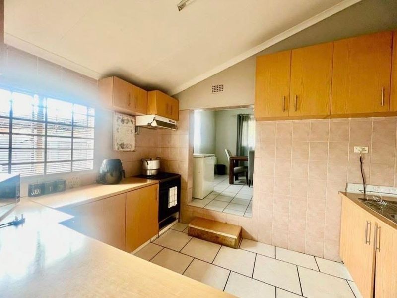 Well maintained Family Home with income Generating Flatlet, A rare find  - Photo 6
