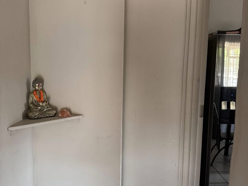 Well maintained Family Home with income Generating Flatlet, A rare find  - Photo 2