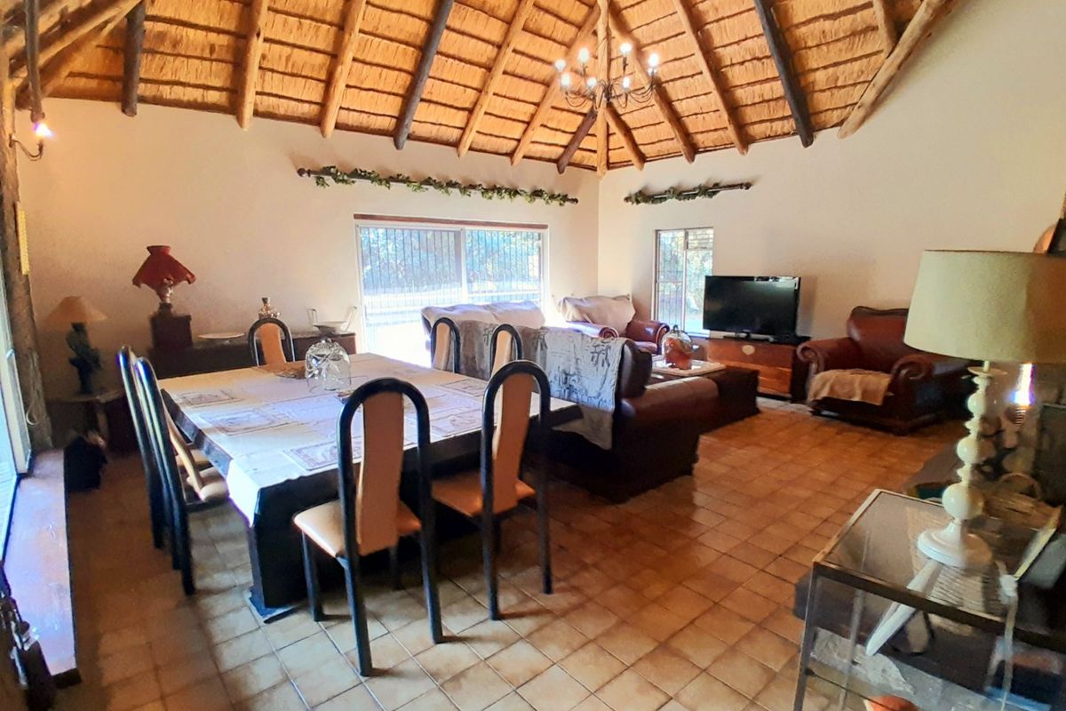 5 Bed 2.5 baths country home for sale in Randjesfontein - Photo 3