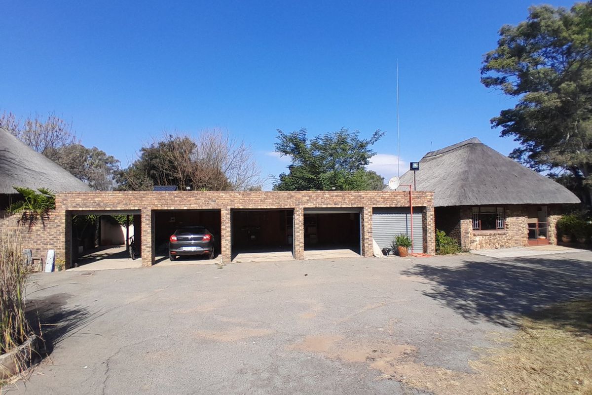 5 Bed 2.5 baths country home for sale in Randjesfontein - Photo 2