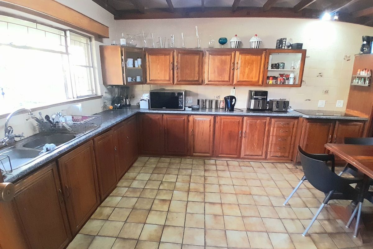5 Bed 2.5 baths country home for sale in Randjesfontein - Photo 5